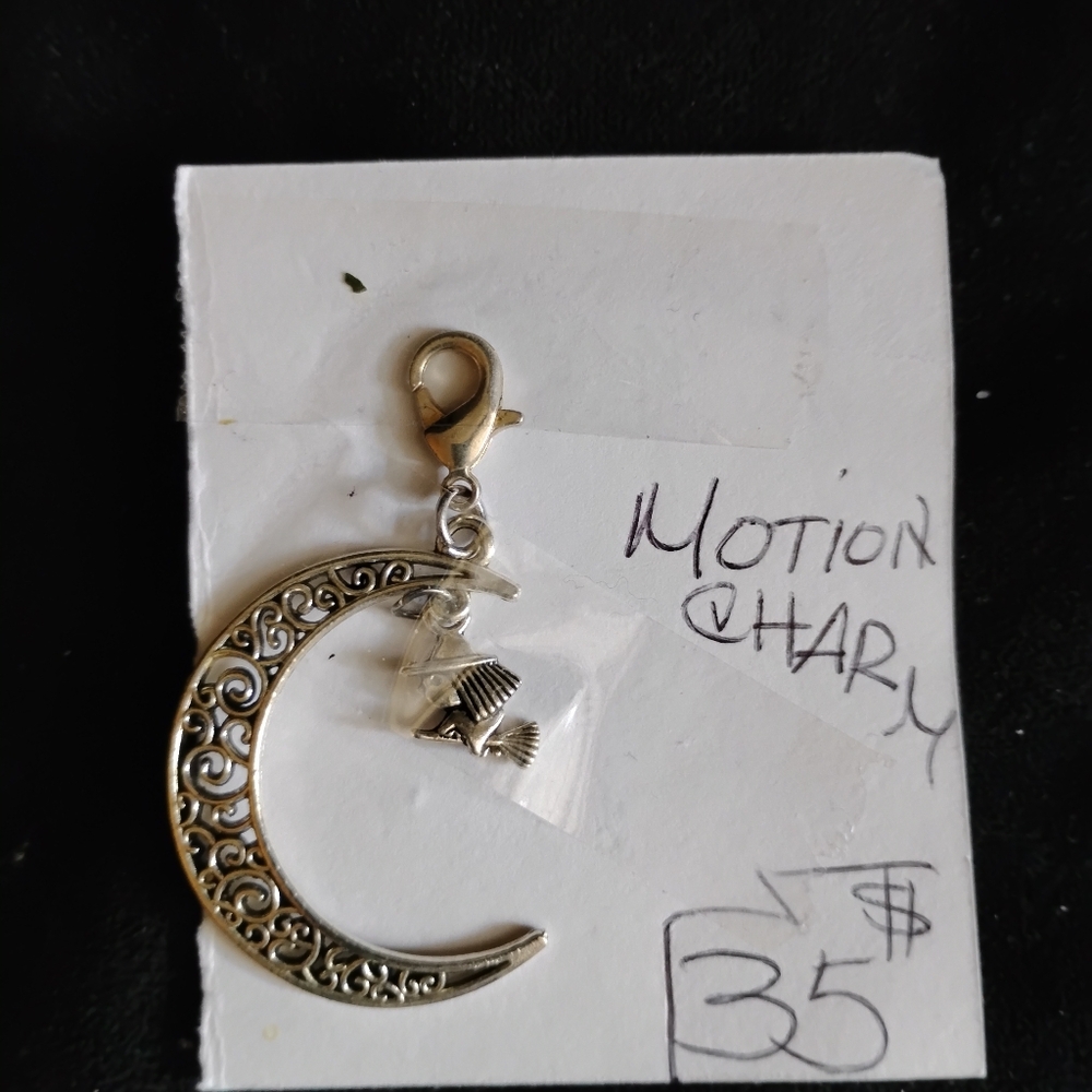 Elegant Silver Crescent Moon Pendant